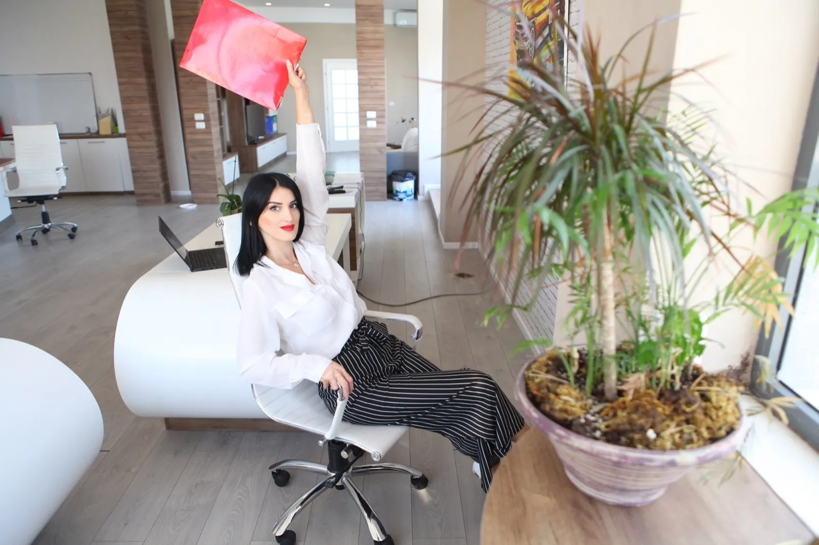 Business-Portrait am Arbeitsplatz im Großraumbüro