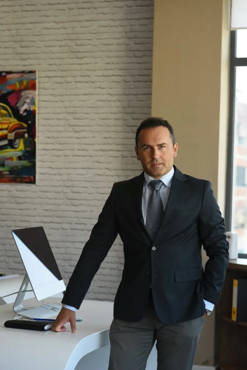 Business-Portrait im Anzug, stehend