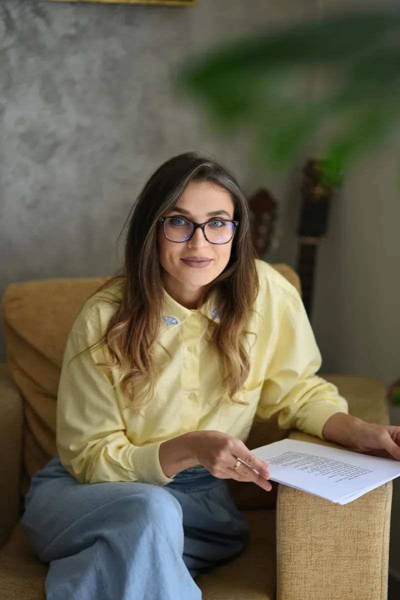 Portrait am Arbeitsplatz mit Unterlagen