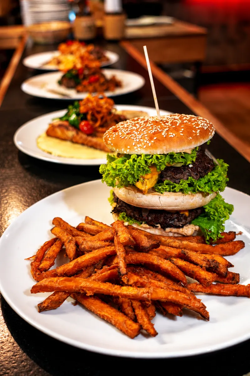 Burger mit Süßkartoffelpommes, Foodfotografie
