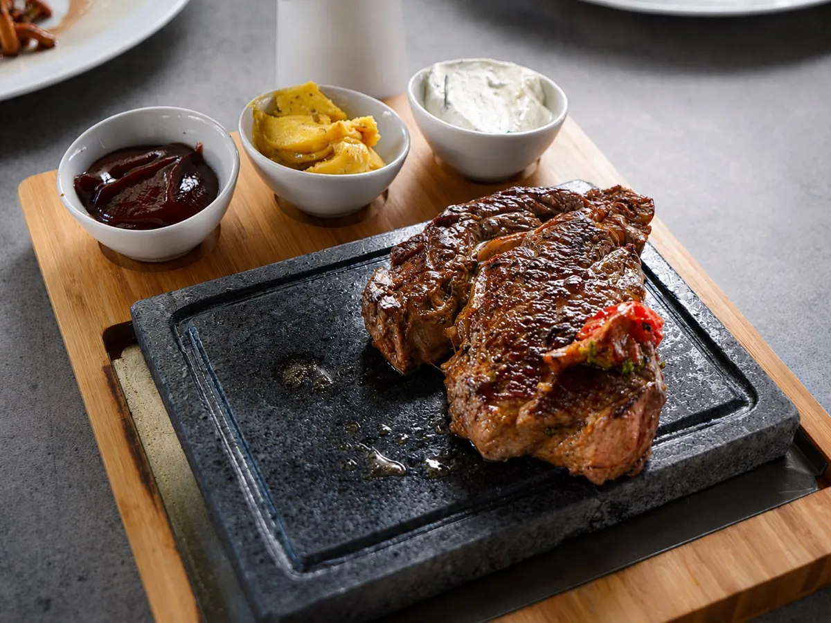 Steak auf heißem Stein mit Dips