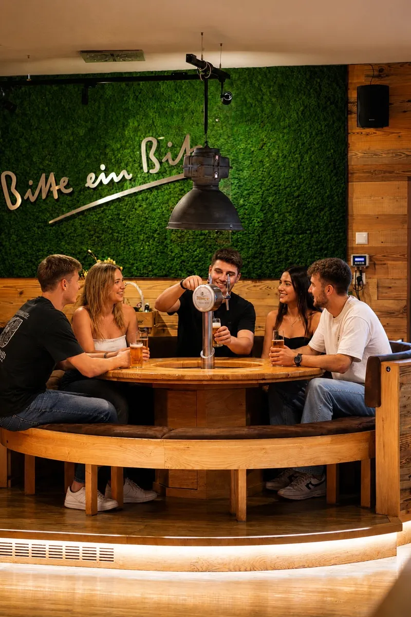 Gäste stoßen mit Bier an, Restaurantatmosphäre