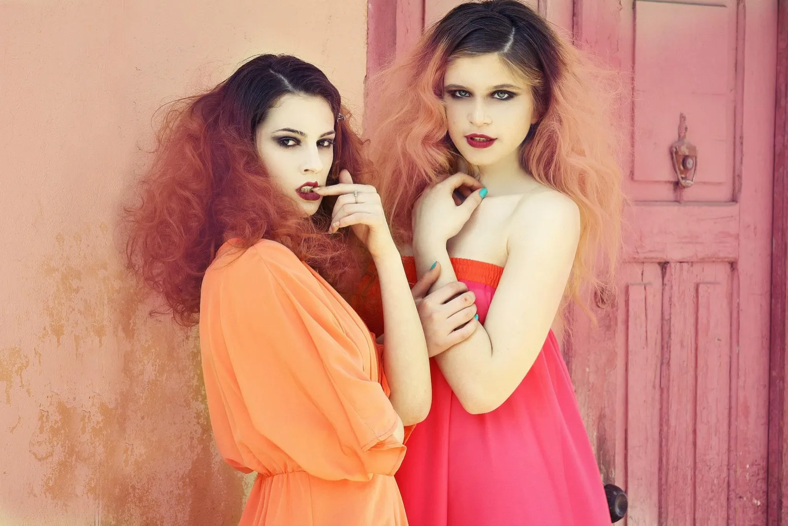 Editorial-Shooting, farbige Kleider