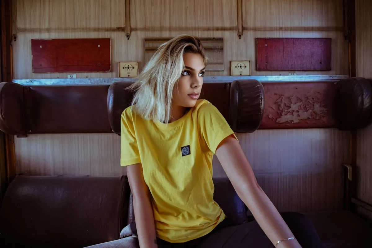 Streetwear-Shooting, gelbes Shirt