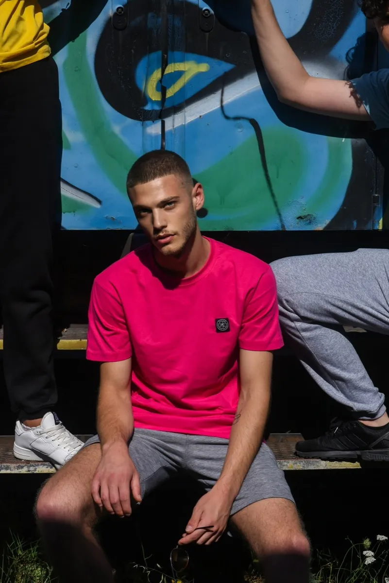 Streetwear-Shooting, pinkes Shirt