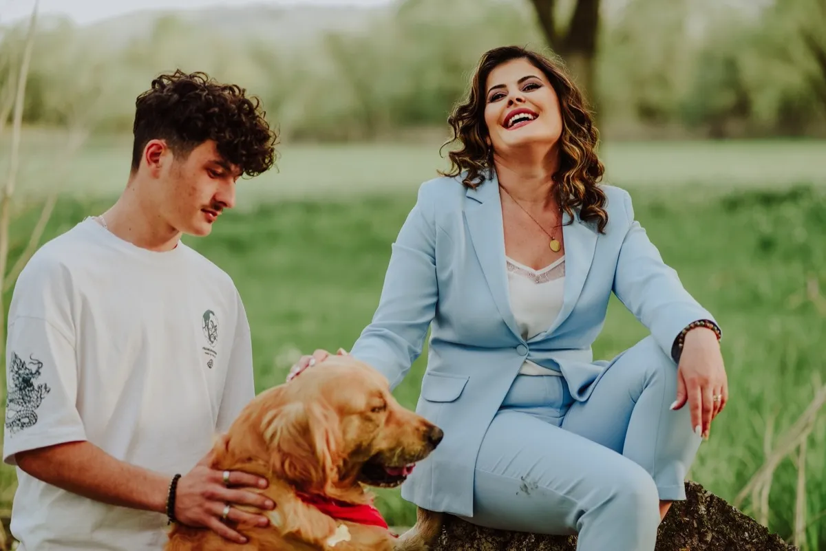 Frau mit Golden Retriever, Portrait im Grünen